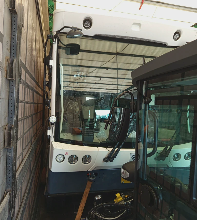 transport białej maszyny